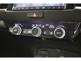 フルオートエアコンが装備されています!お好みの温度設定をするだけでエアコンの風量やモードの切り替えを自動でコントロールしてくれます!ユーザーの操作が少なく燃費走行にもつながります!