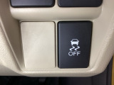 VSA装備車です。VSAはドライバーの操作と車の動きを見守っています。もし車の挙動が乱れたとき、4輪別々にブレーキをかけたり、エンジンパワーをしぼることによって車を安定させます。