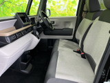 前席は明るいシートカラーで、車内全体も見渡しやすいレイアウトです。運転席と助手席の間にゆとりがあり、乗り降りの際も自然な姿勢で座席へ向かえる空間です。