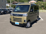 角の立ったフロントマスクと横方向に広がるグリルが印象的で、明るいボディカラーが存在感を演出します。大きな窓と四角いフォルムも相まって、親しみやすくすっきりとした佇まいです。