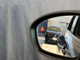 後側方から接近する車を検知してドアミラー内に表示、さらに衝突の危険度が高まるとシステムが車線内に戻す方向に力を短時間発生させ、ドライバーがクルマを車線内に戻す操作を促します。