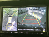 後方の様子を画面で確認しながら駐車でき、車両周辺の目安線も表示されます。駐車時の後方確認をサポートし、狭い場所での車庫入れにも便利です。