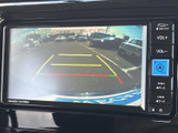 後方の様子を映し、画面上の目安線と合わせて駐車時の確認をサポートします。周囲の車両や駐車枠との距離感をつかみやすく、毎日の駐車にも役立つ装備です。