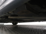 気になる中古車の下廻り。もちろん、納車時には整備スタッフによる点検を実施致しますので安心してご購入いただけます。