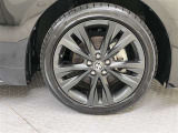 純正のアルミホイール装着。タイヤサイズは215/45R17