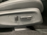 電動シート装備! シートの位置、角度、高さを好みに合わせて電動で細かく調節出来ます。
