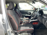 前席は身体を受け止める形状で、赤いラインが室内のアクセントになっています。運転席まわりまで見渡しやすく、乗り降りの際にもシートや足元の様子を確認しやすい空間です。