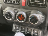 【オートエアコン】一度お好みの温度に設定すれば、車内の温度を検知し風量や温度を自動で調整。暑い&hellip;寒い&hellip;と何度もスイッチ操作をする必要はありません。快適な車内空間には必須の機能ですね♪
