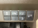 ハンドルの右側にはヘットライトリベライザーとHondaセンシング用のメインスイッチがついています。ヘッドライトリベライザーは道路状況や積荷の加重に応じてライトの高さを調節できます。