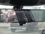 【スマートルームミラー】後席の大きな荷物や同乗者で後方が確認しづらい時でも安心!カメラが撮影した車両後方の映像をルームミラー内に表示。クリアな視界で状況の確認が可能です!