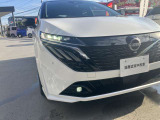 アダプティブLEDヘッドライトを装備。通常ハイビームで広範囲を照らして安全を確保。対向車や前方車を検知すると眩しくない様に配光を制御します。