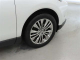 装着タイヤサイズは、225/55R19です。純正アルミホイールを装着しております。