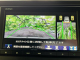 後方映像に加えて車両周辺の表示も確認でき、駐車時の位置合わせをサポートします。ガイド線を目安に車庫入れを進められ、周囲を直接確認しながら操作できるのも安心です。