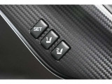 運転席のシートポジション(前後スライド、座面の上下・前後角度、リクライニング角度など)に加え、左右のドアミラーの角度も記憶させることができます。