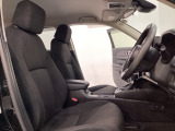 広い足元にゆったり座れるシートには肘掛けも装備しており長距離の運転でも疲れにくくなってます。