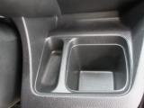 運転席から手の届きやすい位置に、ドリンクホルダーと小銭などを入れて置けるトレイが付いています。
