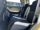 後席は座面にゆとりがあり、明るい色のアクセントが車内を親しみやすく演出します。窓から外の景色を楽しみやすく、シートベルトも備わり、ご家族やご友人との移動に便利です。