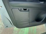 助手席のドアには車検証入れが収納できます。