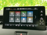 ナビや電話、FMなどのメニューが画面に整理され、使いたい項目を選びやすい構成です。日々の移動をサポートする便利な機能がそろっています。