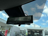 車体の後部にカメラがついていて、その映像がルームミラー内のモニターに表示します。人や荷物などで視界が遮られた時なども確認がしやすいです。