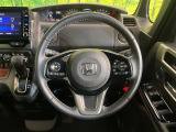 インテリアに合わせたデザインのステアリングは、運転される方のことも考え、運転しやすい形状、大きさです。是非一度、実際に触ってお確かめください。