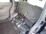 ◆チップアップ&ダイブダウン機構付【ULTR SEAT】は後席座面を左右分割で跳ね上げることができます。トランクで積載できない背の高い荷物をラクラク収納できます。ホンダ車ならではの人気装備です。