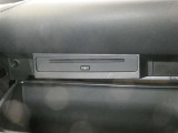 メーカーオプションのCD/DVDデッキ付きのお車になります!!