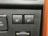 スイッチひとつでシートがすぐに温まり、寒い季節も快適。運転席と助手席に装備されています。