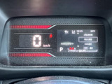 速度やシフト位置などの情報がメーター内にまとまり、運転中も必要な表示を確認しやすい構成です。中央のディスプレイには車両情報が表示され、視認性に配慮された見やすいレイアウトです。
