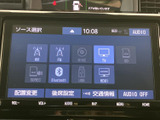 ラジオやBluetooth、USBなど複数の音源が一覧で表示され、使いたい項目を選びやすい画面です。交通情報や後席設定にもアクセスでき、日常の車内時間に活用できます。