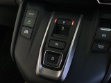シフトはセレクトレバーのなくなったエレクトリックギアセレクターになっています。横に電子制御パーキングブレーキがあります。スイッチひとつでブレーキ力を自動的に制御できるパーキングシステムです。