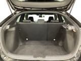 ラゲッジも広く使いやすいトランクは、開口部も広く荷物の積み下ろしもしやすいお車となっております。リアシートの背もたれは6:4の割合で分割して可倒できるので、長いお荷物などを載せることもできます。