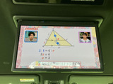 後席からも確認しやすい位置にモニターを備え、停車中の映像視聴や休憩時間に活用できます。車内で過ごす時間をより快適にしたい方にうれしい装備です。