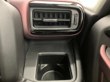 【運転席ドリンクホルダー】使いやすさに配慮したドリンクホルダー