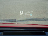 カラーヘッドアップディスプレイ付き。少ない視線移動で情報を確認できるので、運転の疲労軽減に繋がりますよ♪