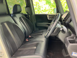 前席は身体を支える形状で、運転席と助手席が並ぶ落ち着いた空間です。窓から外の様子を確認しやすく、ドア側の肘掛けも備わり、毎日の乗り降りにもなじみます。