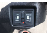 リアは両側パワースライドドアで開閉には運転席のスイッチ、もしくはスライドドアのドアハンドルを軽く引くだけで自動開閉します。