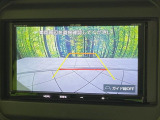 【バックカメラ】駐車時に後方がリアルタイム映像で確認できます。大型商業施設や立体駐車場での駐車時や、夜間のバック時に大活躍!運転スキルに関わらず、今や必須となった装備のひとつです!