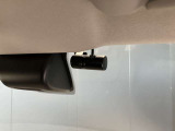 前方の映像だけでなく、車内から後方の映像もばっちり記録します