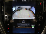 後方映像を11.6インチディスプレイに表示し、ステアリング連動ガイドラインが駐車をサポート。さらに後退時はリヤ4センサーが障害物を検知し、必要に応じてブレーキが作動します。