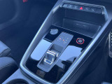 Audiのシフトレバーは、高級感と先進技術を反映したデザインが特徴です。オートマチックトランスミッションやデュアルクラッチトランスミッション(Sトロニック)を採用しております。