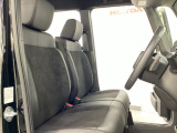 女性でも運転がしやすいように、シートの高さ調整機能(シートリフター)がついています。運転席と助手席の間が空いている為、助手席側への移動がスムーズです。交通量の多い道でも助手席側から乗り降りができます。
