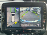アラウンドビューモニターは、4個のカメラで真上から車を見たようにモニターで確認ができます。周辺の安全確認、小さなお子様や障害物も目視で確認できるので駐車のしやすさだけでなく、事故防止にも役立ちます。