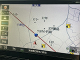 道路や周辺の施設が地図上に表示され、現在地と目的地までの道筋を確認しやすい画面です。市街地での行き先探しにも役立ち、慣れない場所へのお出かけをサポートします。