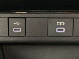 こちらのクルマはUSB接続コネクタも装備されています♪スマホの充電などにお使い下さい。ご旅行中での充電切れも、これなら心配いりませんね!