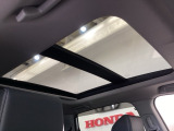 電動パノラミックサンルーフ付きです。スイッチ操作で天井部がスライドし、広大なサンルーフが出現。ガラス部はさらに電動で開閉でき、チルトアップ機構も備えています。