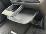 MAX3キロまで可能なトレーがエアコン操作部の下に付いてます☆★ちょっとした小物なども置いてもらえます♪