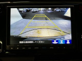 後方確認はお任せ! リアカメラ装備でバック駐車をサポートします。