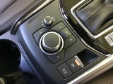 コマンダーコントロール。スイッチを探すことなく自然に手を下した位置に配置。手元を見ることなく、各種操作が行えます。