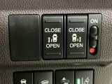 【両側パワースライドドア】両側がパワースライドドアになっており、運転席のスイッチやスマートキーでも開閉が可能です!開口部も広いので乗り降りも楽々♪